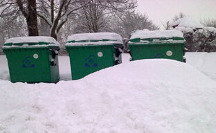 Müllcontainer im Schnee