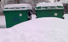 Müllcontainer im Schnee