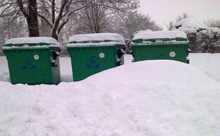 Müllcontainer im Schnee