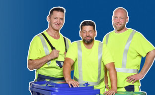 drei Müllwerker mit Abfalltonnen