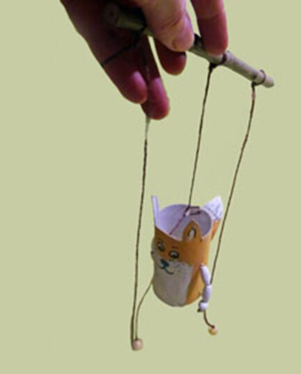 Gebastelte Fuchs-Marionette aus Toilettenpapierrolle
