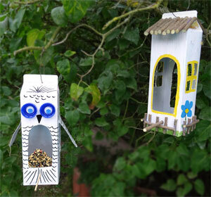 Zwei gebastelte Futterhäuschen aus Tetrapacks