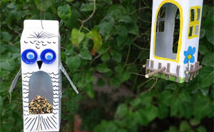 Zwei gebastelte Futterhäuschen aus Tetrapacks