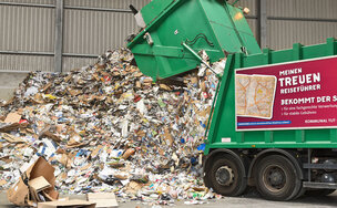 Altpapier wird aus dem Entsorgungsfahrzeug entladen