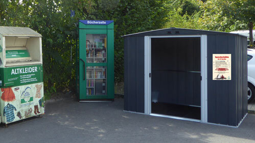 Altkleider-Sammlung, Bücherzelle und das Spendenhaus nebeneinander