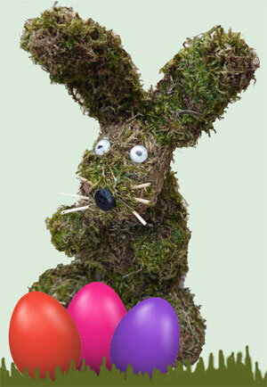 Gebastelter Hase aus Moos mit 3 bunt angemalten Ostereiern