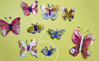 Viele bunte gebastelte Schmetterlinge aus PET Flaschen