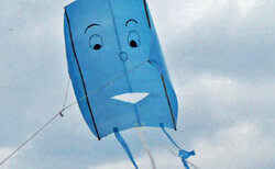 Gebastelter Drachen aus einer Plastiktüte