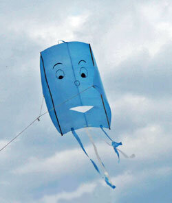 Gebastelter Drachen aus einer Plastiktüte