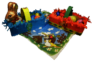 Zwei bunt gebastelte Osterkörbe