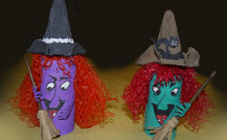 Gebastelte Hexen aus Toilettenpapierrollen