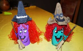 Gebastelte Hexen aus Toilettenpapierrollen